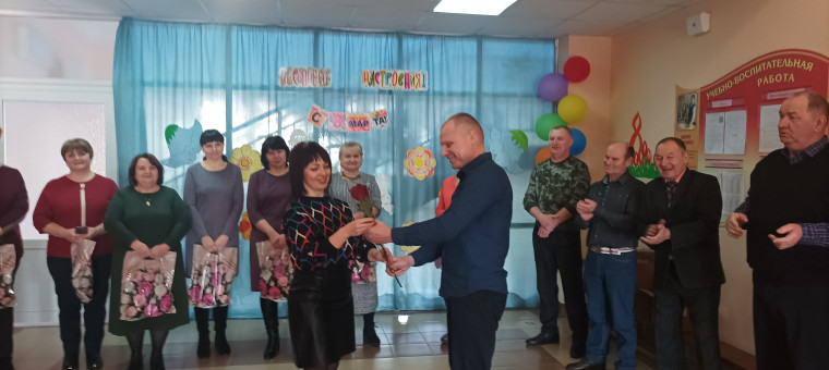 Торжественное поздравление педагогов, стремящихся помочь российским военнослужащим.